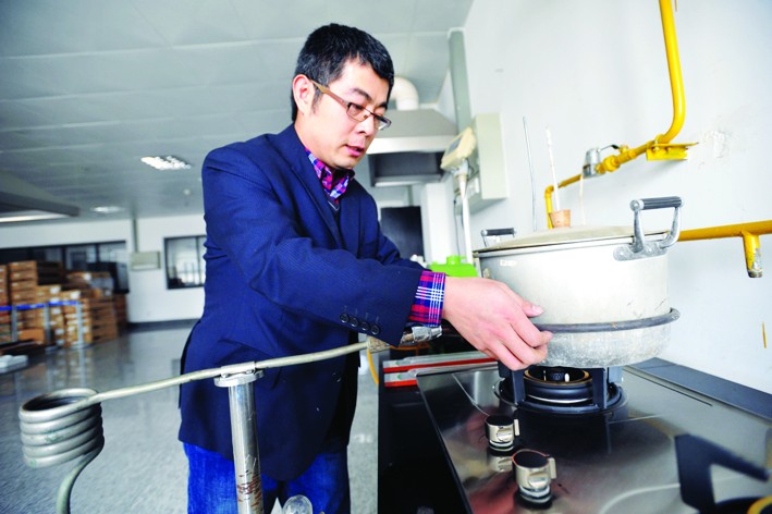 燃气炉灶要定期检测管子和阀门