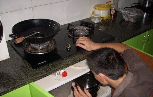 遇见燃气炉灶点不着火打不碰上火的问题