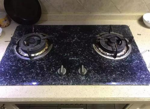 煤气灶面板爆炸是什么原因呢？